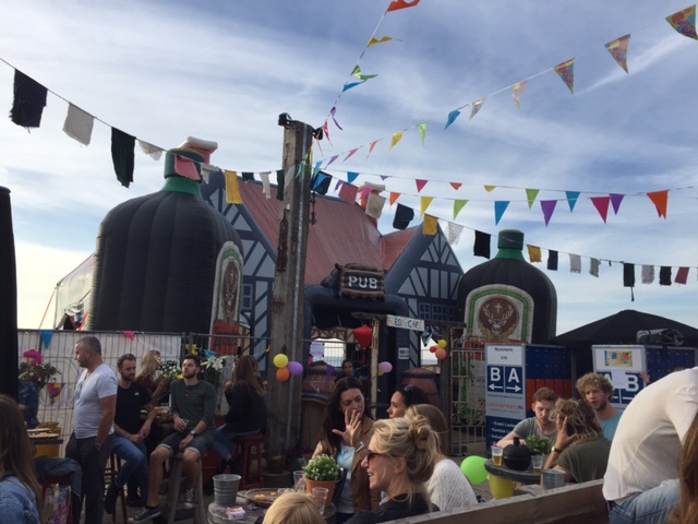 opblaasbare feesttent Irish Pub tijdens hemelvaartsdag